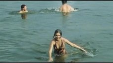 2. Секси Марина Дюжева выбегает из воды – Честный, умный, неженатый...