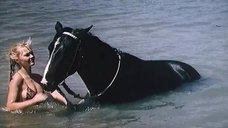 Марина Дюжева купается с конем