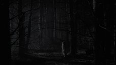 Обнаженная Аня Тейлор-Джой ходит по лесу