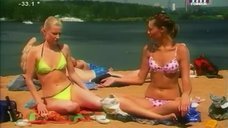 Аппетитные Анна Антонова и Ольга Медынич отдыхают на пляже