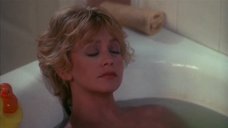 2. Голди Хоун принимает ванну – Дикие кошки