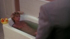 Голди Хоун принимает ванну