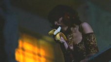 Анжелика Варум ест банан