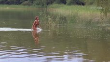 Обнаженная Изабелла Скорупко купается в реке