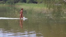 5. Обнаженная Изабелла Скорупко купается в реке – Огнем и мечом