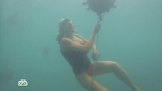 2. Алена Свиридова плавает под водой 