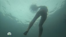 3. Алена Свиридова плавает под водой 