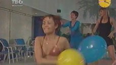 10. Лариса Батулина и Юлия Беретта развлекаются в бассейне 
