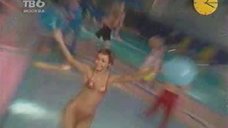 13. Лариса Батулина и Юлия Беретта развлекаются в бассейне 