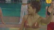 4. Лариса Батулина и Юлия Беретта развлекаются в бассейне 