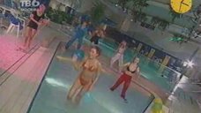 5. Лариса Батулина и Юлия Беретта развлекаются в бассейне 