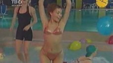 8. Лариса Батулина и Юлия Беретта развлекаются в бассейне 