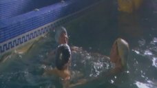 1. Наталья Третьякова, Алина Ольшанская и Яна Есипович купаются в бассейне – Важнее, чем любовь