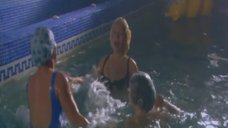2. Наталья Третьякова, Алина Ольшанская и Яна Есипович купаются в бассейне – Важнее, чем любовь