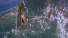 3. Наталья Третьякова, Алина Ольшанская и Яна Есипович купаются в бассейне – Важнее, чем любовь