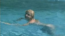 4. Екатерина Зинченко плавает в бассейне – Жених из Майами