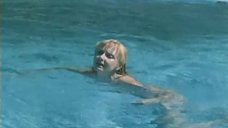 5. Екатерина Зинченко плавает в бассейне – Жених из Майами