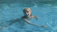 7. Екатерина Зинченко плавает в бассейне – Жених из Майами