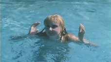 8. Екатерина Зинченко плавает в бассейне – Жених из Майами