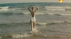 10. Екатерина Зинченко в белом купальнике – Агент в мини-юбке