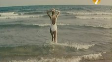 11. Екатерина Зинченко в белом купальнике – Агент в мини-юбке