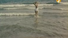 12. Екатерина Зинченко в белом купальнике – Агент в мини-юбке