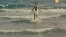 13. Екатерина Зинченко в белом купальнике – Агент в мини-юбке