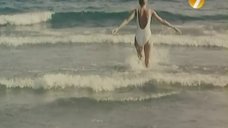14. Екатерина Зинченко в белом купальнике – Агент в мини-юбке