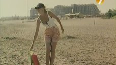 4. Екатерина Зинченко в белом купальнике – Агент в мини-юбке