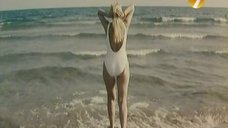 9. Екатерина Зинченко в белом купальнике – Агент в мини-юбке