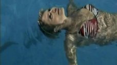 Светлана Тимофеева-Летуновская плавает в бассейне