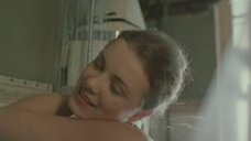 5. Елена Цыплакова принимает холодный душ – Счастливая, Женька!