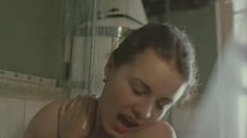 Елена Цыплакова принимает холодный душ