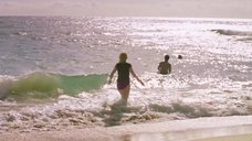 14. Задумчивая Кейт Бланшетт в трусиках на пляже – Маленькая рыбка