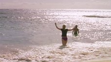 15. Задумчивая Кейт Бланшетт в трусиках на пляже – Маленькая рыбка