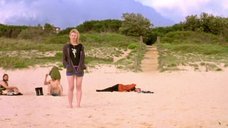 4. Задумчивая Кейт Бланшетт в трусиках на пляже – Маленькая рыбка