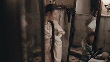 2. Юлия Дейнега рассматривает голую попу в зеркале – Морфий