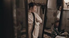 3. Юлия Дейнега рассматривает голую попу в зеркале – Морфий