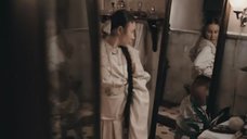 6. Юлия Дейнега рассматривает голую попу в зеркале – Морфий