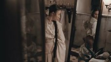 9. Юлия Дейнега рассматривает голую попу в зеркале – Морфий