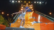 2. Ирина Слуцкая засветила трусики в шоу «Большие олимпийские гонки» 