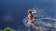 Обнаженная Полина Сыркина купается в озере
