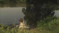 4. Обнаженная Мария Глазкова купается в озере – На заре туманной юности