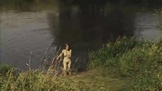 Обнаженная Мария Глазкова купается в озере