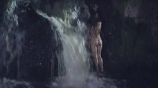 7. Полностью голая Анастасия Макарова у водопада – Ефросинья