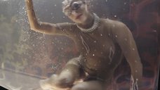 3. Полуголая девушка танцует в аквариуме – Платон