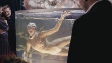 4. Полуголая девушка танцует в аквариуме – Платон