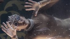 6. Полуголая девушка танцует в аквариуме – Платон
