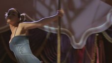 2. Наталья Орейро танцует возле шеста – В ритме танго