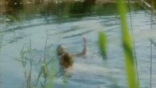 1. Надежда Горелова и Екатерина Редникова плавают в озере – Балалайка